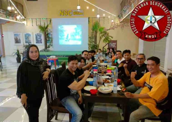 
					Perkuat Solidaritas, Sekaligus Tutup Tahun 2023, AWDI DPC Sumenep Gelar Makan Bersama Beserta Keluarga