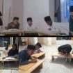 Foto : Ust. Dofir saat kegiatan Ngaji bersama beberapa santrinya