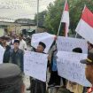 Fhoto : Aksi demo didepan kantor Dinas Kesehatan Sumenep jilid ke-1