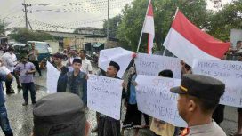 Fhoto : Aksi demo didepan kantor Dinas Kesehatan Sumenep jilid ke-1