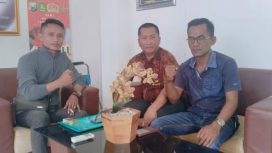 Fhoto : kanan Sudarsono Selaku Koordinator Sumenep Forum beserta Team