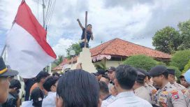 Fhoto : Sumenep Forum Saat Melakukan Aksi Demo jilid ke-2 Berujung Penyegelan Kantor Dinas Kesehatan Sumenep 