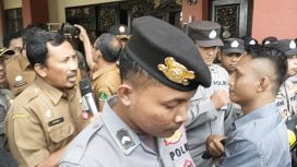 Fhoto :kiri Moh.Ramli Selaku KetuaTimTerpadu Pengawasan Penertiban dan Perizinan ( TP3 ) Kabupaten Sumenep, kanan Sudarsono Selaku koordinator Sumenep Forum Sekaligus Korlap Aksi