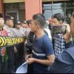Foto : Sejumlah aktivis yang tergabung dalam Sumenep Forum dalam aksinya didepan Kantor Pemkab Sumenep