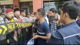 Foto : Sejumlah aktivis yang tergabung dalam Sumenep Forum dalam aksinya didepan Kantor Pemkab Sumenep
