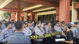 Foto : Para aktivis serta mahasiswa yang tergabung dalam Sumenep Forum Dalam melakukan Aksi Demo jilid II didepan Kantor Pemkab Sumenep