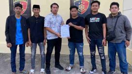 Foto : Aktivis Dear Jatim Usai Resmi Melaporkan Dinas PUTR kabupaten Sumenep 