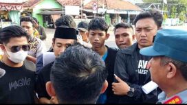 Foto : Para Aktivis Dear Jatim Saat melakukan Aksi Demontrasi Didepan Kantor PUTR Kabupaten Sumenep 