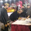 Bupati Sumenep, Achmad Fauzi Wongsojudo, SH. MH., Saat menanda tangani Deklarasi Pilkada Serentak Tahun 2024 yang digelar oleh KPU Kabupaten Sumenep 