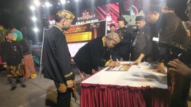 Bupati Sumenep, Achmad Fauzi Wongsojudo, SH. MH., Saat menanda tangani Deklarasi Pilkada Serentak Tahun 2024 yang digelar oleh KPU Kabupaten Sumenep 