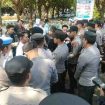 Dear Jatim melakukan aksi demontrasi didepan Mapolres Sumenep 