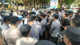 Dear Jatim melakukan aksi demontrasi didepan Mapolres Sumenep 