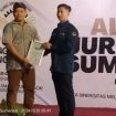 Foto : Ahmad Amin Rifa'ie, S.Sos Selaku Anggota AJS Saat Memberikan Penghargaan Kepada Kapolres Sumenep AKBP. Henri Noveri Santoso, S.H., S.I.K.,M.M
