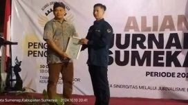 Foto : Ahmad Amin Rifa'ie, S.Sos Selaku Anggota AJS Saat Memberikan Penghargaan Kepada Kapolres Sumenep AKBP. Henri Noveri Santoso, S.H., S.I.K.,M.M