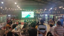 Foto ; Para Relawan FAHAM beserta Paguyuban Pasar Bangkal Sumenep menggelar nobar antara Indonesia vs Jepang 