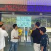 Foto : Aktivis Dear Jatim Saat Menyegel Kantor Bea cukai 