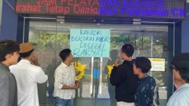 Foto : Aktivis Dear Jatim Saat Menyegel Kantor Bea cukai 