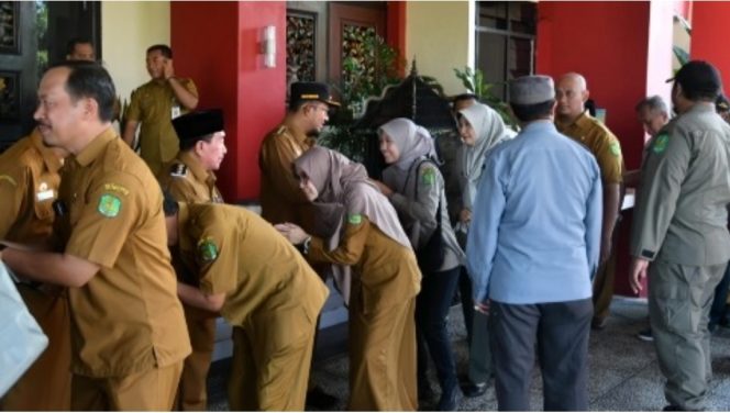 
					Usai Libur Idul Fitri 1446 H, Pemkab Sumenep Gelar Apel Gabungan Dan Halal Bihalal Di Halaman kantor Bupati 