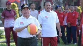 Foto : Wakil Bupati Sumenep KH.Imam Hasyim Dalam membuka kegiatan HUT ke-80 RI di Halaman Depan Kantor