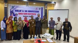Foto : Kepala Diskop UKM Perindag Kabupaten Sumenep, Di dampingi Nara Sumber Serta Peserta Diklat
