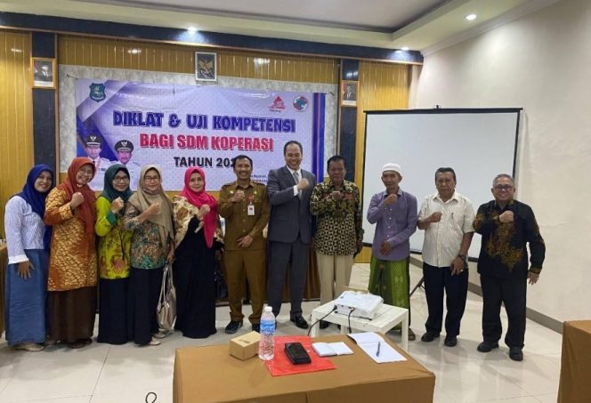 
					Foto : Kepala Diskop UKM Perindag Kabupaten Sumenep, Di dampingi Nara Sumber Serta Peserta Diklat