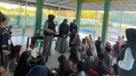 Foto : Kegiatan Bimbingan Belajar Di Kantor Kepala Desa Lapa Daya Dungkek 