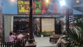Foto : Pelar Store Cafe Yang Berlokasi Di Area Pasar Bangkal Sumenep Madura Jawa Timur 