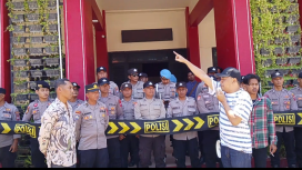 Foto :Nurahmat Korlap Aksi FMSP Saat Demontrasi Di Depan Kantor Disperkimhub Kabupaten Sumenep 