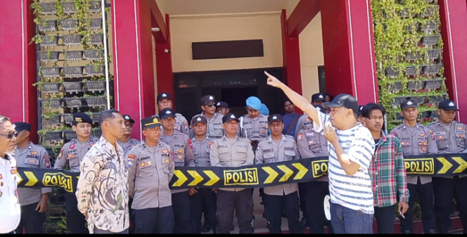 
					Foto :Nurahmat Korlap Aksi FMSP Saat Demontrasi Di Depan Kantor Disperkimhub Kabupaten Sumenep 