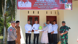 Foto : Bupati Aceh Barat Tarmizi, SP.M.M Menyerahkan Kunci Rumah Kepada Penerima Manfaat di kecamatan Bubon 