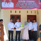 Foto : Bupati Aceh Barat Tarmizi, SP.M.M Menyerahkan Kunci Rumah Kepada Penerima Manfaat di kecamatan Bubon