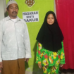 Foto : Salehoddin Suami Almarhumah Hasanah Didampingi Putrinya