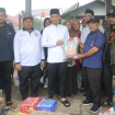 Foto : Bupati Aceh Barat Tarmizi SP MM bersama Wakil Bupati Said Fadheil SH yang di dampingi Kadis Sosial, Kalaksa BPBD dan Camat Johan Pahlawan menyalurkan bantuan logistik untuk dapur umum di Gampong Suak Indrapuri dan Gampong Pasir