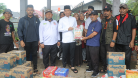 Foto : Bupati Aceh Barat Tarmizi SP MM bersama Wakil Bupati Said Fadheil SH yang di dampingi Kadis Sosial, Kalaksa BPBD dan Camat Johan Pahlawan menyalurkan bantuan logistik untuk dapur umum di Gampong Suak Indrapuri dan Gampong Pasir