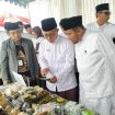 Foto : Bupati Sumenep Dr.H.Achmad Fauzi Wongsojudo, SH.,MH di Dampingi Direktur BPRS Bhakti Sumekar H.Hairil Fajar Dalam Acara Bazar Murah Depan Halaman Kantor pusat BPRS Bhakti Sumekar Sumenep 