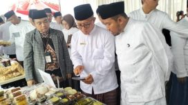 Foto : Bupati Sumenep Dr.H.Achmad Fauzi Wongsojudo, SH.,MH di Dampingi Direktur BPRS Bhakti Sumekar H.Hairil Fajar Dalam Acara Bazar Murah Depan Halaman Kantor pusat BPRS Bhakti Sumekar Sumenep 