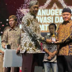 Foto : Hizbul Wathan, Kabag Hukum Setda Kabupaten Sumenep Saat Terima Penghargaan Anugerah Inovasi Daerah 2025
