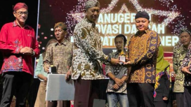 Foto : Hizbul Wathan, Kabag Hukum Setda Kabupaten Sumenep Saat Terima Penghargaan Anugerah Inovasi Daerah 2025