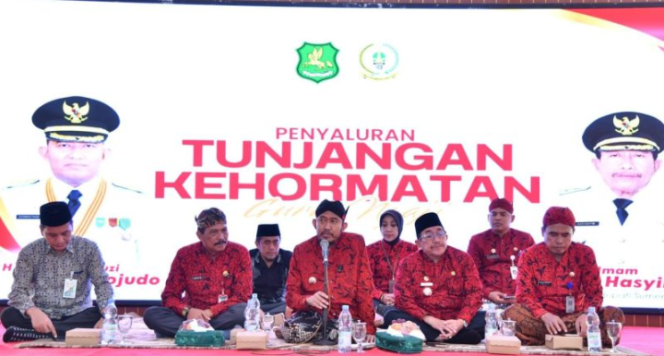 
					Tunjangan Kehormatan Guru Ngaji ; Bupati Sumenep Sampaikan Guru Ngaji Patut Diperhatikan Kesejahteraan Mereka