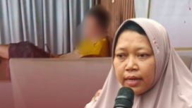 Foto : dr.Fatimatul Insaniyah Kepala Puskesmas Pandian, Kaos Kuning Salah Satu Petugas puskesmas Pandian Yang Asik Menikmati Hp Dengan Kaki Diletakkan Diatas Meja