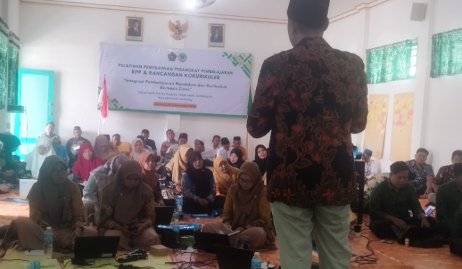 
					Foto : Pelaksanaan Diklat pembelajaran bagi guru bersertifikasi