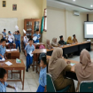 Foto : Siswa Terlihat Kocar kacir, Sedangkan Guru Melakukan Pelatihan 
