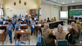 Foto : Siswa Terlihat Kocar kacir, Sedangkan Guru Melakukan Pelatihan 