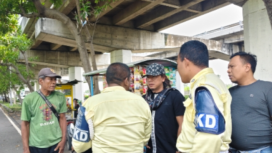 Foto : Ketua JSI Didampingi Waka JSI Saat Berikan Pemahaman Kepada Kedua Petugas Penertiban PKL di kawasan Jalan Tol Sidoarjo- Surabaya 