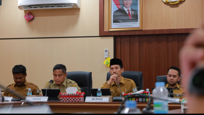 
					Bupati Aceh Barat dan Wabup Gelar Rapat Rencana Pembangunan Sekolah Rakyat, Pembahasan Program RKPD Tahun Anggaran 2026 di Aula Teuku Umar