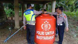 Foto : Aksi Nyata Polres Aceh Barat Melalui Satlantas Menyalurkan Bantuan Air Bersih
