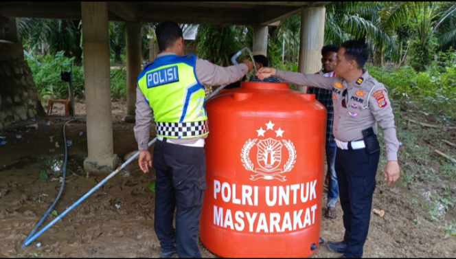 
					Foto : Aksi Nyata Polres Aceh Barat Melalui Satlantas Menyalurkan Bantuan Air Bersih