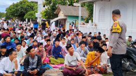 Foto : Suasana Para Jamaah Sholat Tarawih di Wakaf Abdullah Kelurahan Kepanjin Sumenep Madura Jawa Timur