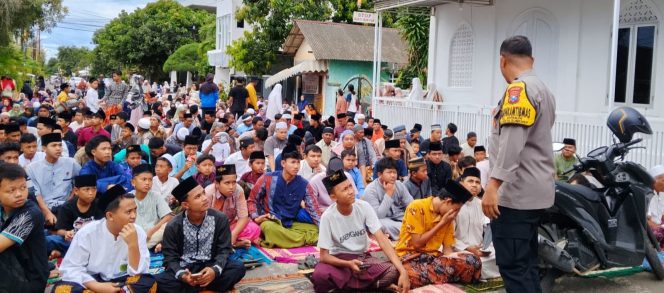 
					Foto : Suasana Para Jamaah Sholat Tarawih di Wakaf Abdullah Kelurahan Kepanjin Sumenep Madura Jawa Timur 