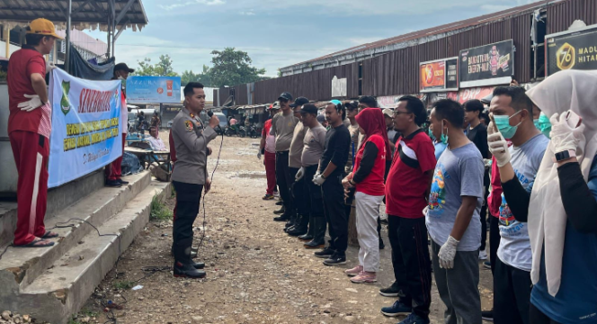 
					Foto : Kapolsek Lenteng Iptu Dovie Eudy Zendy, S.Tr.K., S.I.K., M.H., Pimpin Langsung Kegiatan Kerja Bakti di Pasar Lenteng 